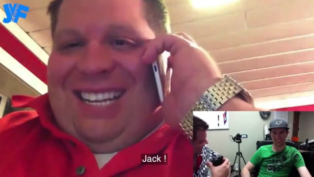 Il pirate la webcam de ses amis pour les observer. Leurs réactions sont hilarantes