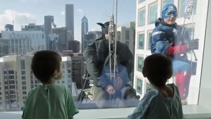 Ces super-héros sont devenus des laveurs de vitre. Vous ne devinerez jamais pour quelle cause