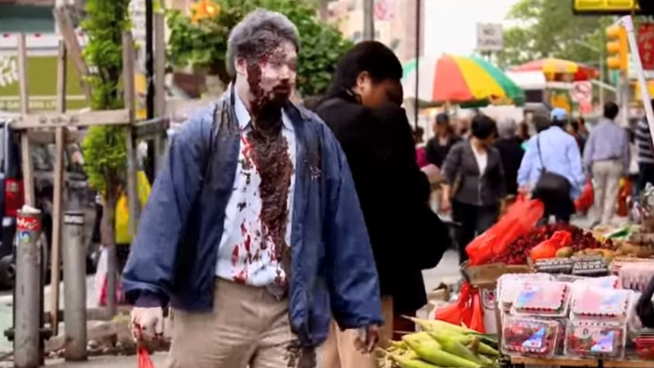 Ces zombies ont décidé de se promener dans la rue. Comment les passants vont-ils réagir ?