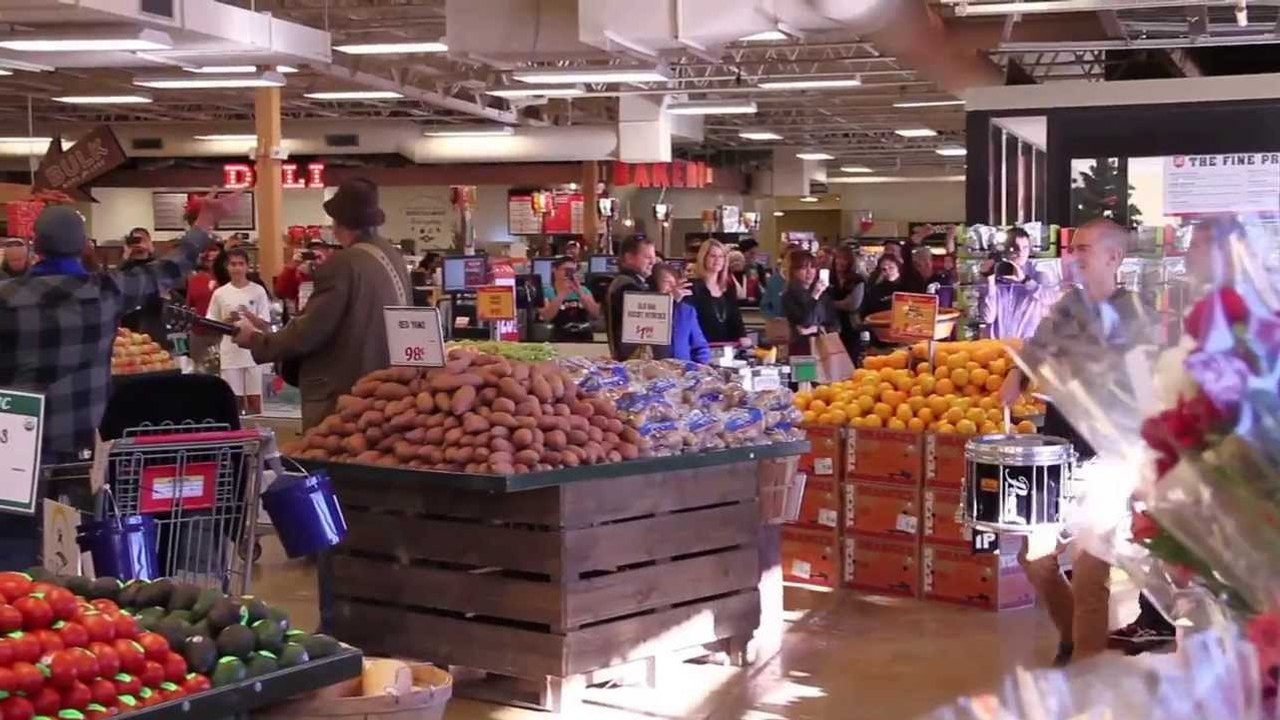 Ces gens font tranquillement leurs courses. Mais vous ne devinerez jamais ce qu'il va se passer