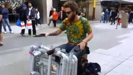 Cet artiste de rue est un génie de la musique. Il fait de l'electro sur des tuyaux en plastique