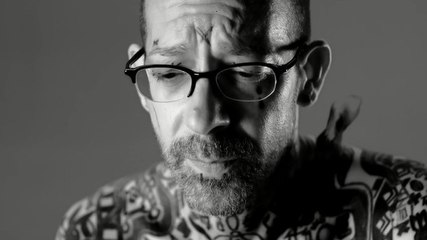 Cette vidéo fait vivre les tatouages d'un homme grâce à des effets visuels. Le résultat est sublime !