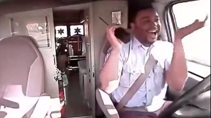 En plein travail, cet ambulancier s'est lâché dans sa camionnette. Vous ne devinerez jamais pourquoi