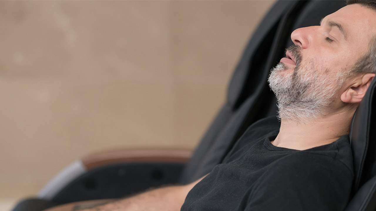 Mann schläft im Kaufhaus ein und wird eingesperrt, doch er hat eine geniale Idee, um sich zu helfen