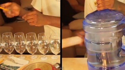 Il reprend le générique de Game of Thrones avec ses ustensiles de cuisine. Une création très originale !