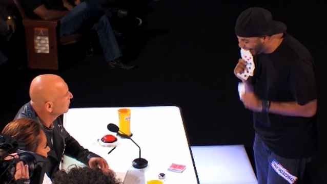 Ce magicien est arrivé sur scène avec très peu d'accessoires. Mais il en a mis plein la vue aux spectateurs