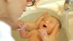Ce nouveau né prend son premier bain. Un moment fort et touchant