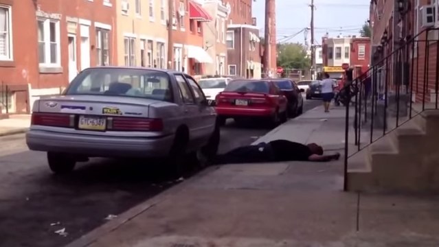 Cet homme tente d'ouvrir sa voiture après avoir oublié ses clés à l'intérieur. Mais rien ne va se passer comme prévu