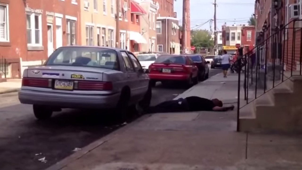 Cet homme tente d'ouvrir sa voiture après avoir oublié ses clés à l'intérieur. Mais rien ne va se passer comme prévu