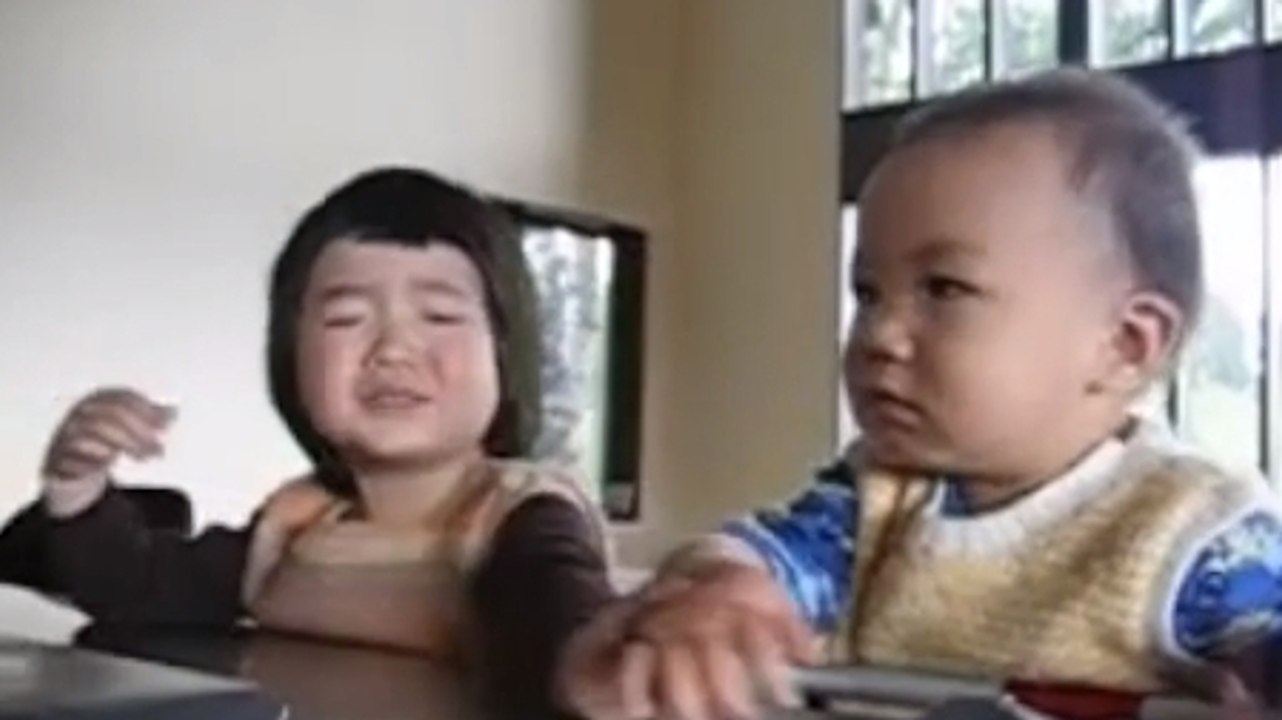 Cette petite fille était bien tranquille. Mais son petit frère est bien décidé à l'embêter