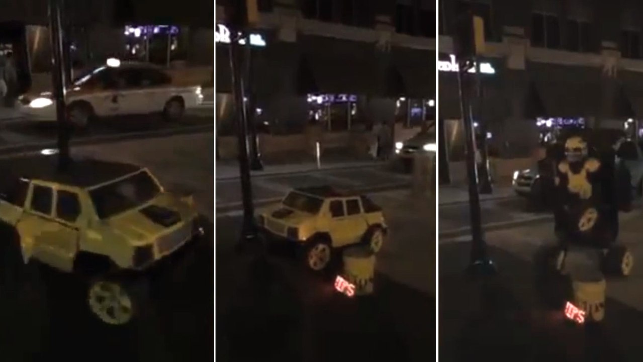 En pleine rue, cette voiture se transforme en robot. C'est spectaculaire