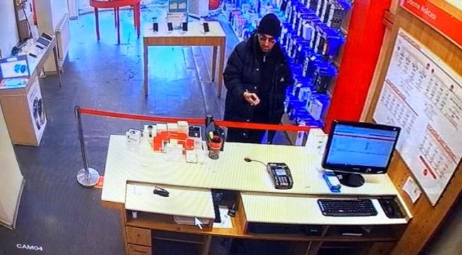 Son Dakika | Ağrı'da cep telefonu çalan hırsızın rahatlığı kameralara yansıdı