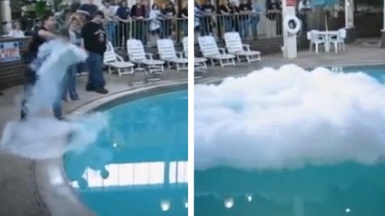 Ces personnes ont versé de l'azote liquide dans une piscine. Le résultat est impressionant