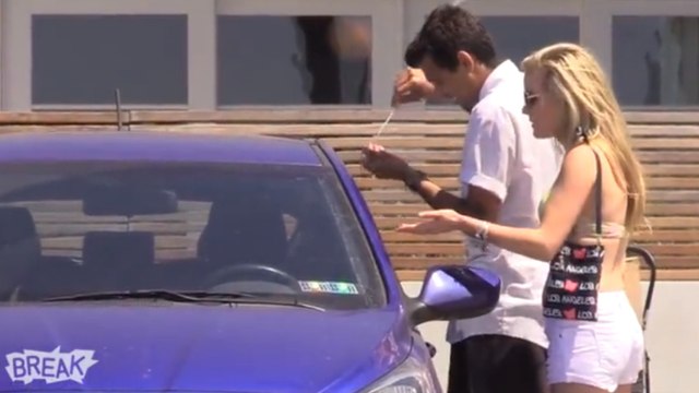 Ces passants aident une jeune femme à ouvrir sa voiture. Mais il vont avoir une sacrée surprise