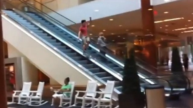 Un homme glisse volontairement sur la rampe d’un escalator. Il ne s’attendait pas à ce qui va suivre