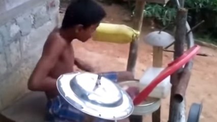 Ce jeune indien a un sens du rythme exceptionnel. Découvrez ce talent brut