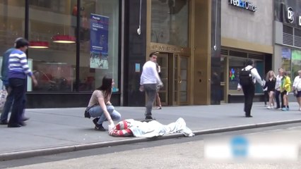 Ils volent des SDF pour voir les réactions des passants. Et celles-ci vont vous surprendre