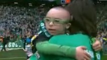 Après avoir gagné le championnat, ce footballeur a fait le plus beau des cadeaux à cet enfant. Un geste magnifique
