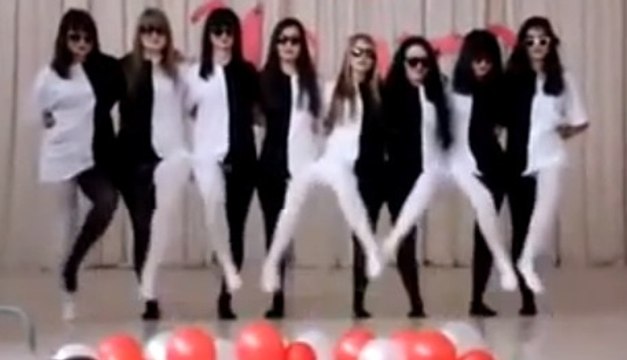 Cette chorégraphie pleine d'illusions d'optique est incroyable. Vous n'allez pas en revenir