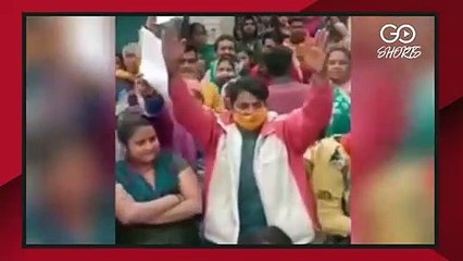 नोएडा में मनोज तिवारी को मारने दौड़े अखिलेश समर्थक !