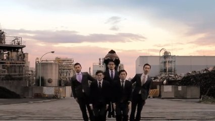 Une troupe de Japonais danse au ralenti dans un clip très créatif. Découvrez leur performance exceptionnelle