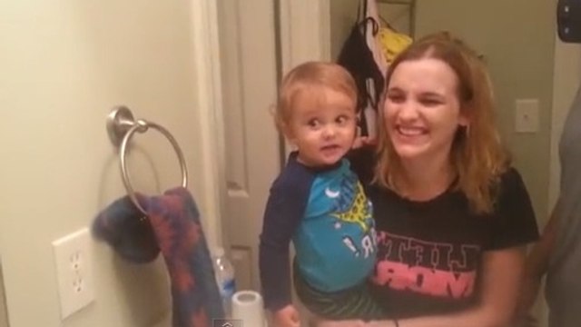 Ce petit garçon découvre ses sourcils devant le miroir. Vous allez rire