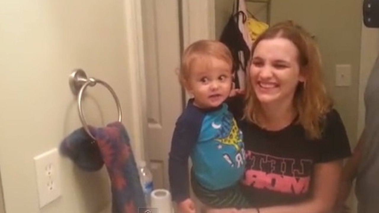 Ce petit garçon découvre ses sourcils devant le miroir. Vous allez rire