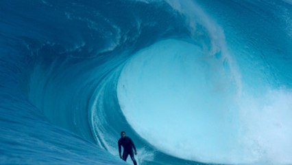 Ce surfeur défie la plus grosse vague du monde. Vous n'allez pas en revenir