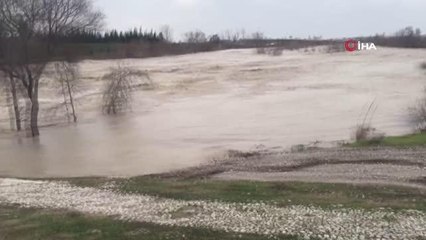 Aşırı yağış Köprüçayı Irmağı'nı taşırdı, ırmak kenarındaki restoran su altında kaldı