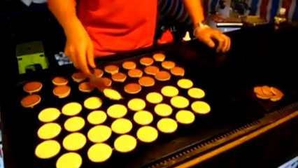 Cet homme fait des pancakes a la vitesse de la lumière. C'est totalement dingue