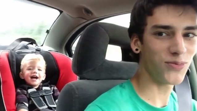 Ce jeune homme a trouvé la méthode parfaite pour faire rire son petit neveu aux éclats. Découvrez vite laquelle