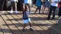 Cet enfant a le rythme dans la peau. Sa danse va vous épater