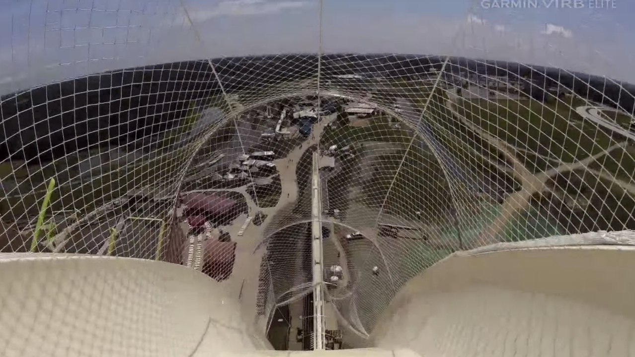 Vivez une descente vertigineuse dans le plus grand toboggan aquatique du monde. Frissons garantis