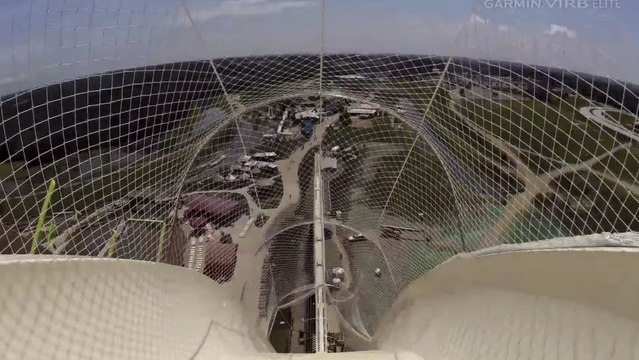 Vivez une descente vertigineuse dans le plus grand toboggan aquatique du monde. Frissons garantis