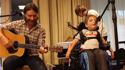 Cet enfant malade reprend le tube des Lumineers. Il va vous émouvoir