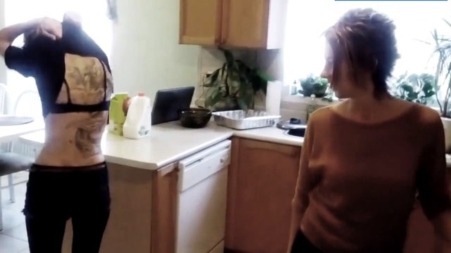 Cette jeune fille vient de se faire tatouer. Et voilà la réaction de ses parents