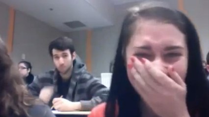 Deux adolescentes jouent avec la webcam et c'est le fou rire. Découvrez pourquoi !