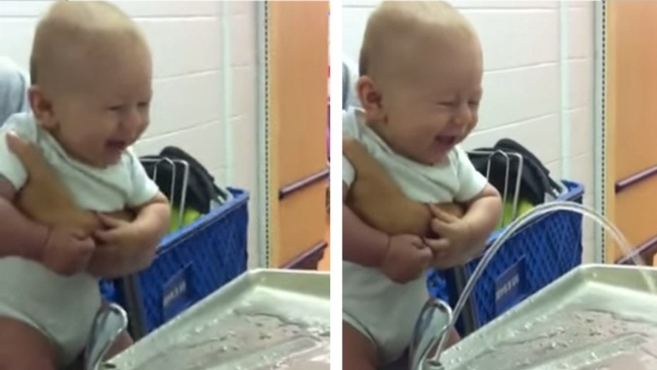 Ce bébé est mort de rire devant une fontaine à eau. Des images qui vont vous attendrir