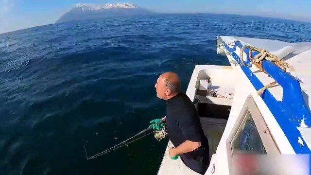 Türkiye bu görüntüyü konuşuyor: Türk balıkçıdan Yunan askerlerine ayar!
