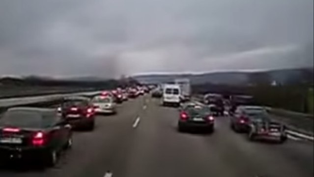 Voilà comment les conducteurs allemands réagissent à la sirène d'une ambulance. Vous n'allez pas en revenir