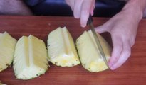 Une astuce facile pour couper un ananas. Vous n'aurez plus aucune excuse pour ne pas savoir le faire !