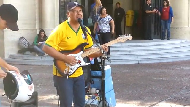 Ce musicien de rue interprète à la perfection un tube de Dire Straits. Vous n'allez pas en revenir
