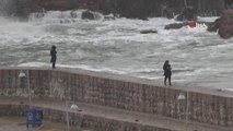 Son dakika haberi! Antalya'da fırtına dalgaları falez boyuna yükseltti, balıkçı teknesi battı