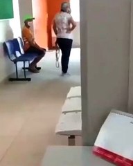 Com medo de levar a vacina contra a Covid, homem é amarrado por colegas