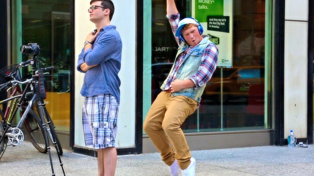Dans la rue, il danse sur du Michael Jackson. Vous n'allez pas en revenir