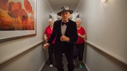Ils réalisent une version de Happy dans une maison de retraite. Vous n'allez pas en revenir