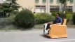 En Chine, cet homme a poussé le concept du fauteuil roulant un peu trop loin. Regardez plutôt