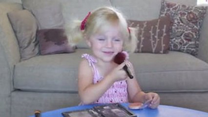 Voici le tutoriel de maquillage le plus mignon du monde. Cette petite fille va vous faire craquer