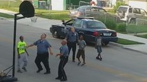 En plein service, ces policiers ont décidé de jouer au basketball avec ces enfants. Un moment de partage unique
