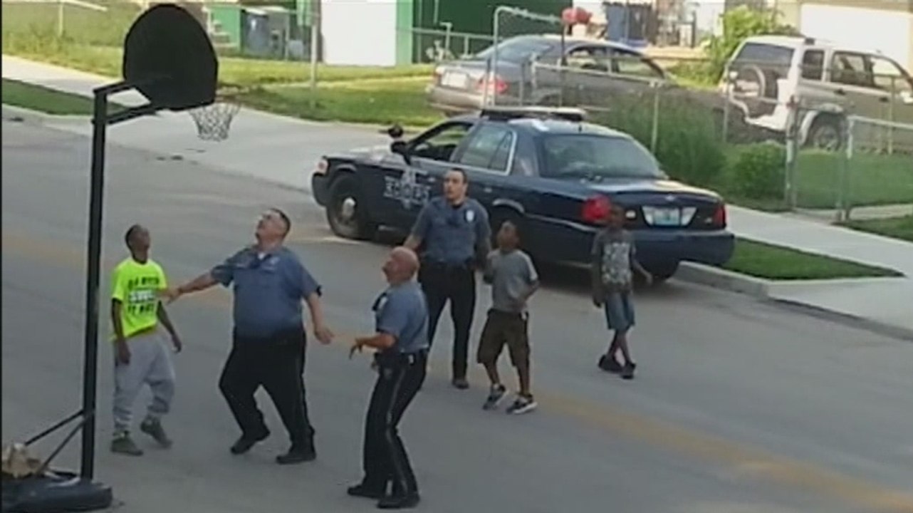 En plein service, ces policiers ont décidé de jouer au basketball avec ces enfants. Un moment de partage unique